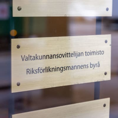 Bild på skylt av Riksförlikningsmannens byrå (Bulevarden 6).