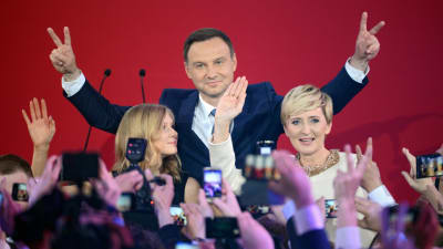 Den nya presidenten Andrzej Duda efter valsegern. På bilden också hans hustru och dotter.