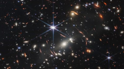 Första färgbilden från James Webb-teleskopet över tusentals galaxer.