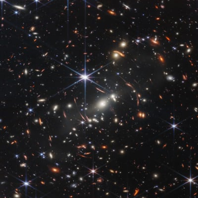 Första färgbilden från James Webb-teleskopet över tusentals galaxer.