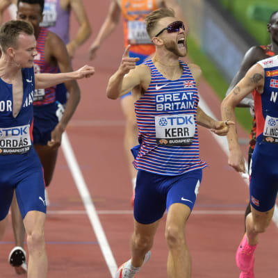 Narve Gilje Nordås, Josh Kerr och Jakob Ingebrigtsen löper över mållinjen på herrarnas 1500 meter under VM i Budapest 2023. 