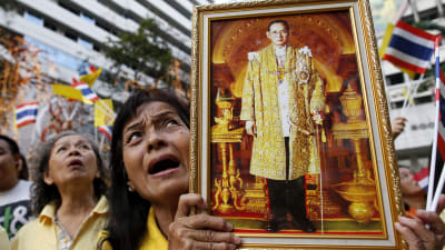 Thailands 87-årige kung tvingas ställa in sitt födelsedagsframträdande.