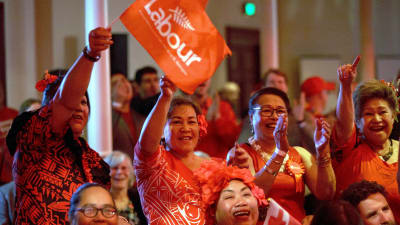 Anhängare till Ardern och Labour firade under en valvaka i Auckland. 
