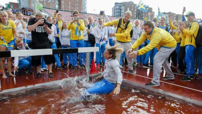 Sveriges förbundskapten Karin Torneklint kastas i vattengraven efter landskampsegern 2016.