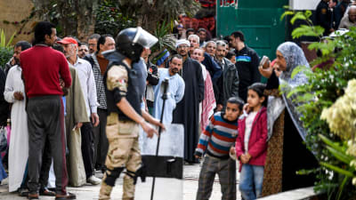 Väljare köar till en vallokal i stadsdelen Shubra, i norra Kairo på lördagen. 