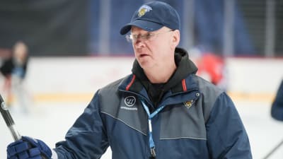 Kari Jalonen på is före ishockey VM 2016