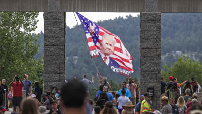 Trump-anhängare samlas vid ingången till Mount Rushmore inför presidentens tal.