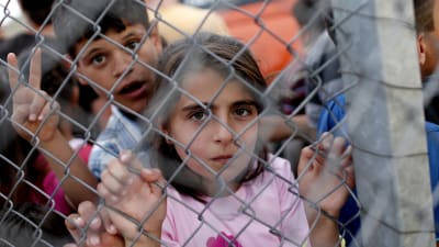 Syriska flyktingbarn bakom ett stängsel i flyktinglägret distriktet Nizip i Turkiet 2016.