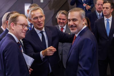 Natoländernas utrikesministrar i samtal före ett möte