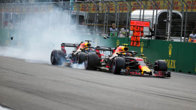 Daniel Ricciardo kör in i Max Verstappen