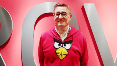 Kaj Hed iklädd en munkjacka med Angry Birds-motiv.