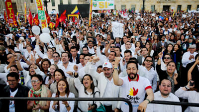 Hundratals människor samlades i huvudstaden Bogotá för att följa med underteckningsceremonin