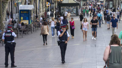 Poliser patrullerar till fots på gatan La Rambla i Barcelona