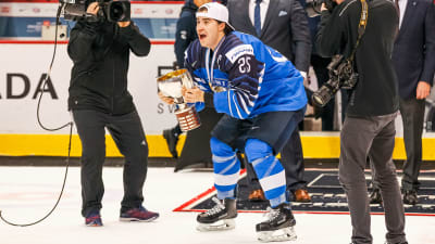 Aarne Talvitie och VM-bucklan.