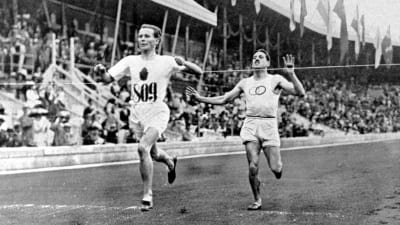 Hannes Kolehmainen besegrar Jean Bouin på 5000 meter i OS 1912.