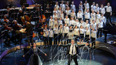 monica groop tillsammans med geir rönning och åshöjdens barnkör under konserten spegling - 100 år av finlandssvensk musik