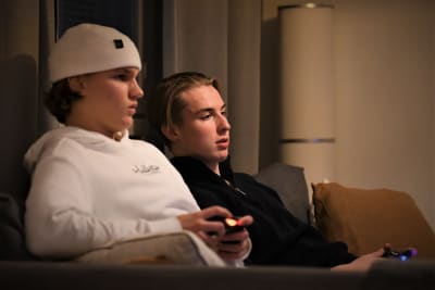 Petteri Rimpinen och Emil Hemming spelar tv-spel.