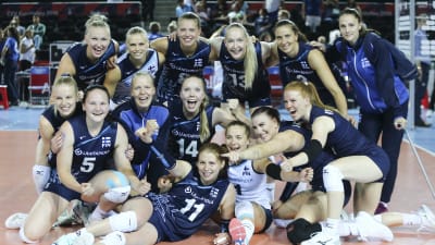 Finlands spelare firar efter segern mot Frankrike i volleybolls-EM 2019. 