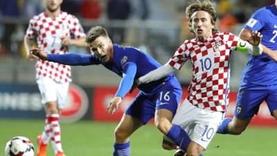 Luka Modric och Simon Skrabb i kamp om bollen.