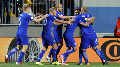 Finland firar målet mot Kroatien.