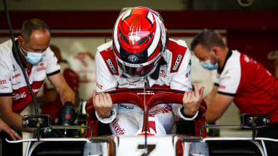 Kimi Räikkönen stiger ner i sin formelbil.
