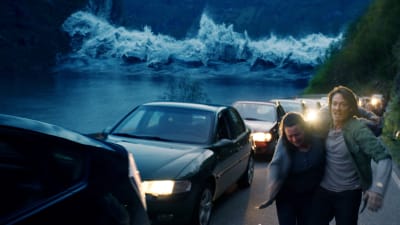Kristian (Kristoffer Joner) försöker hjälpa grannfrun att komma undan tsunamin.
