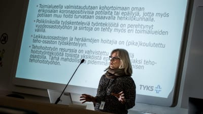 Sjukhusöverskötare Tuija Lehtikunnas håller ett föredrag i en föreläsningssal i ÅUCS.