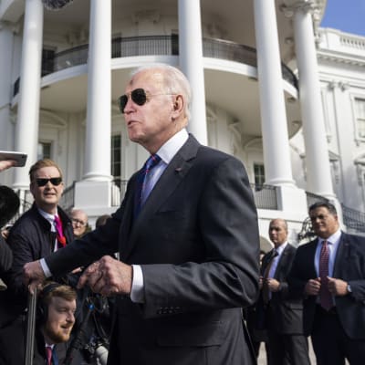 Joe Biden puhui toimittajille Venäjän hyökkäyksestä Ukrainaan Valkoisen talon edessä keskiviikkona, 2.3.2022.