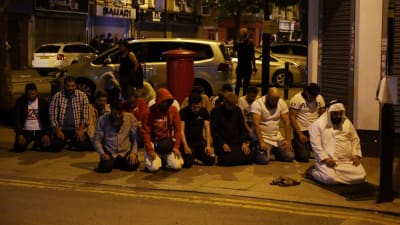 Flera människor skadades då en paketbil mejade ner fotgängare vid en moské i norra London den 19 juni 2017.