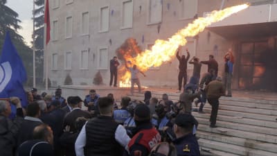 Våldsam demonstration utanför regeringsbyggnaden i Tirana. 