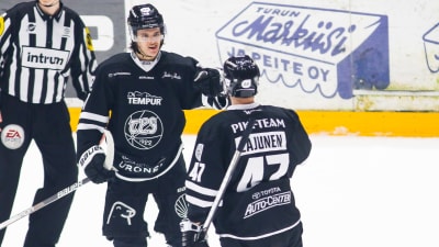 Mikael Pyyhtiä jublar efter ett mål.