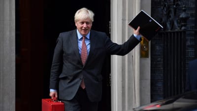 Boris Johnson vinkade glatt när han lämnade Downing Street på måndagen. 