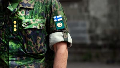 Militärklädsel med Finlands flagga på.