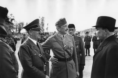 4.6.1942, adolf hitler och Carl Emil Gustav Mannerheim står brevid varandra