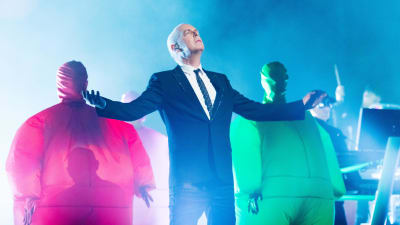 Neil Tennant lavalla Pet Shop Boysin Inner Sanctum -keikalla.