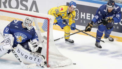 Rasmus Tirronen står i sitt mål beredd att ingripa i hockeylandskampen Finland-Sverige.