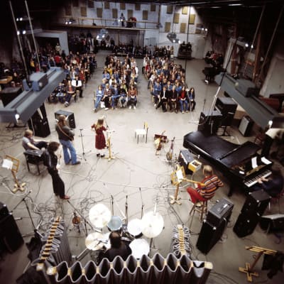 Liisankadun stereostudio oli entinen Suomen Filmiteollisuuden elokuvahalli. Yleisradion viimeisessä Popstudio-sarjan konsertissa toukokuussa 1977 esiintyi Mike Westhues Band, jossa soittivat Dave Lindholm vasemmalla, Mike Westhues, Tiitta Spout, Zape Lepp