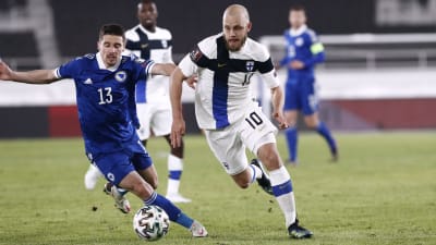 Teemu Pukki rymmer iväg från en bosnisk spelare.