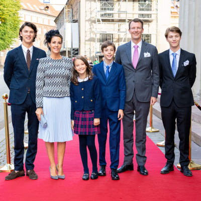 Prins Joachim med sina fyra barn och hustrun prinsessan Marie i oktober 2022.