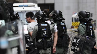Beväpnade kravallpoliser grep tiotals demokratiaktivister som bröt mot karantänregler och demonstrationsförbud. 