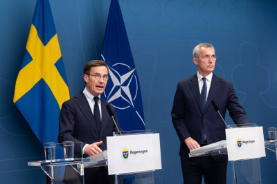 Sveriges statsminister Ulf Kristersson och Natos generalsekreterare Jens Stoltenberg håller presskonferens i Sverige. I bakgrunden står Sveriges och Natos flaggor.
