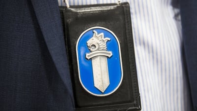 Närbild på polisbricka.
