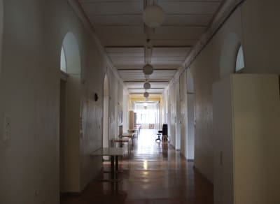 Korridor i sjukhuset.