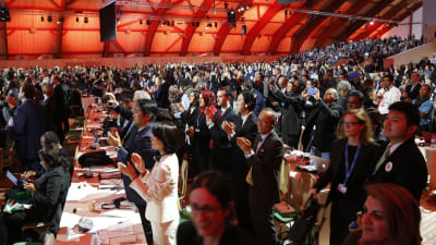 Delegater vid klimatmötet i Paris applåderar