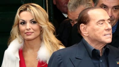 Silvio Berlusconi och hans 32-åriga flickvän Francesca Pascale besökte kapellet San Severo i Neapel på lördagen 3.3.2018.
