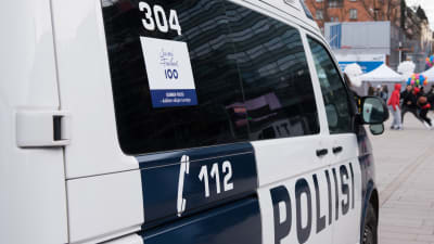 Polisbil patrullerar vid Nariken i Kampen, Helsingfors.