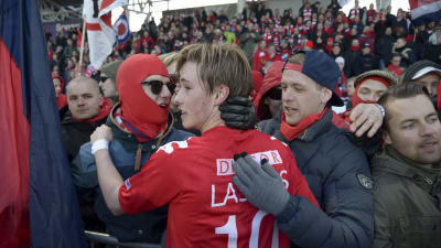 Fredrik Lassas firar HIFK-poängen med lagets supportrar.