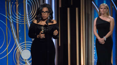 Oprah Winfrey talade om kampen mot sexism och rasism på galan. I bakgrunden står skådespelaren Reese Witherspoon som är en av initiativtagarna till Time's Up.