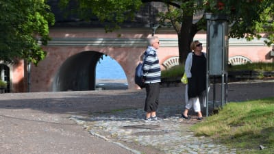 Turister titta på en karta på Sveaborg.