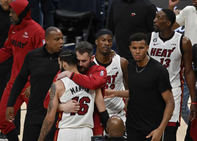 Miami Heats spelare omfamnar varann.